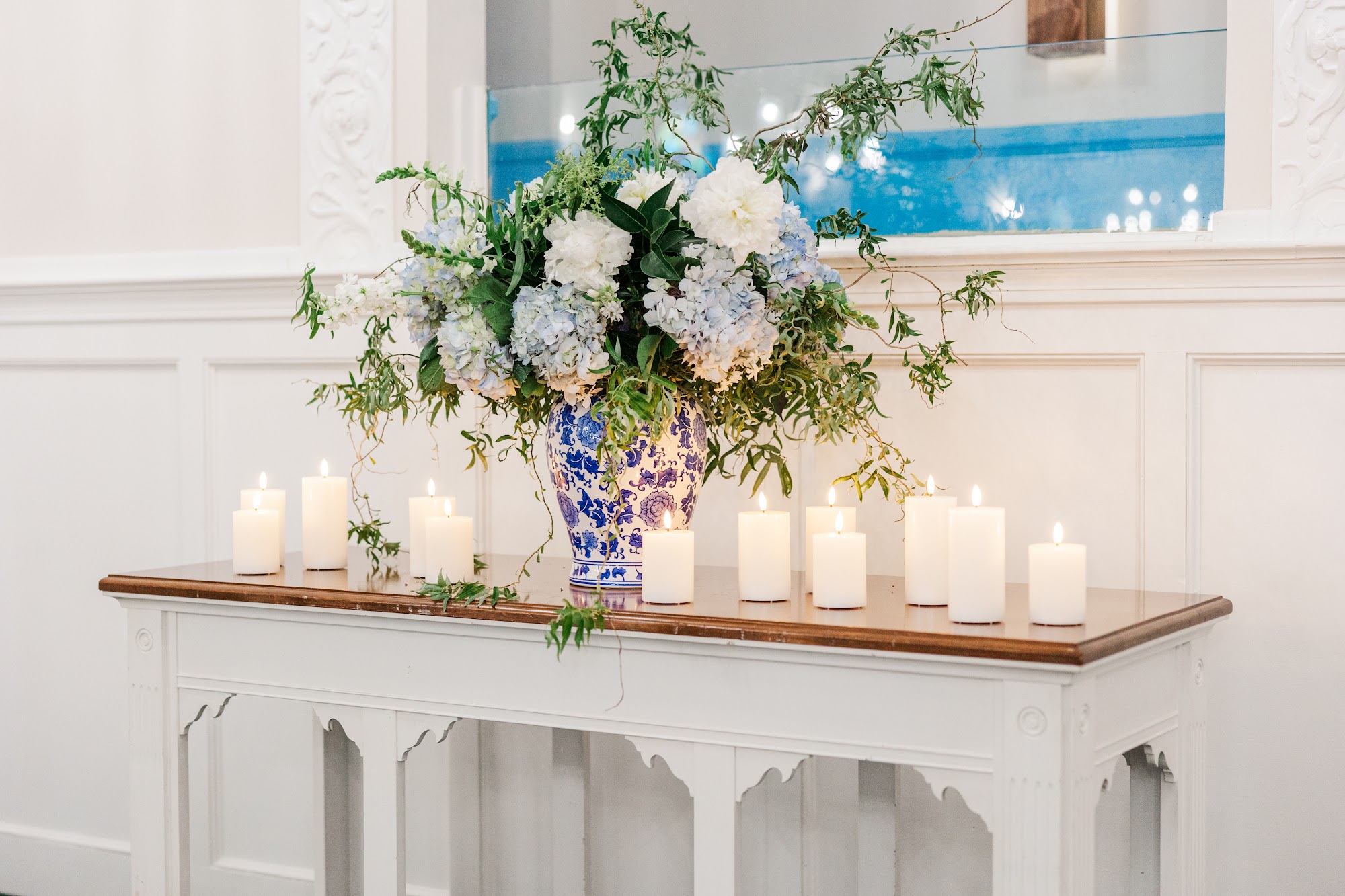 Candlelight and floral arrangements at The Bleckley Inn reception