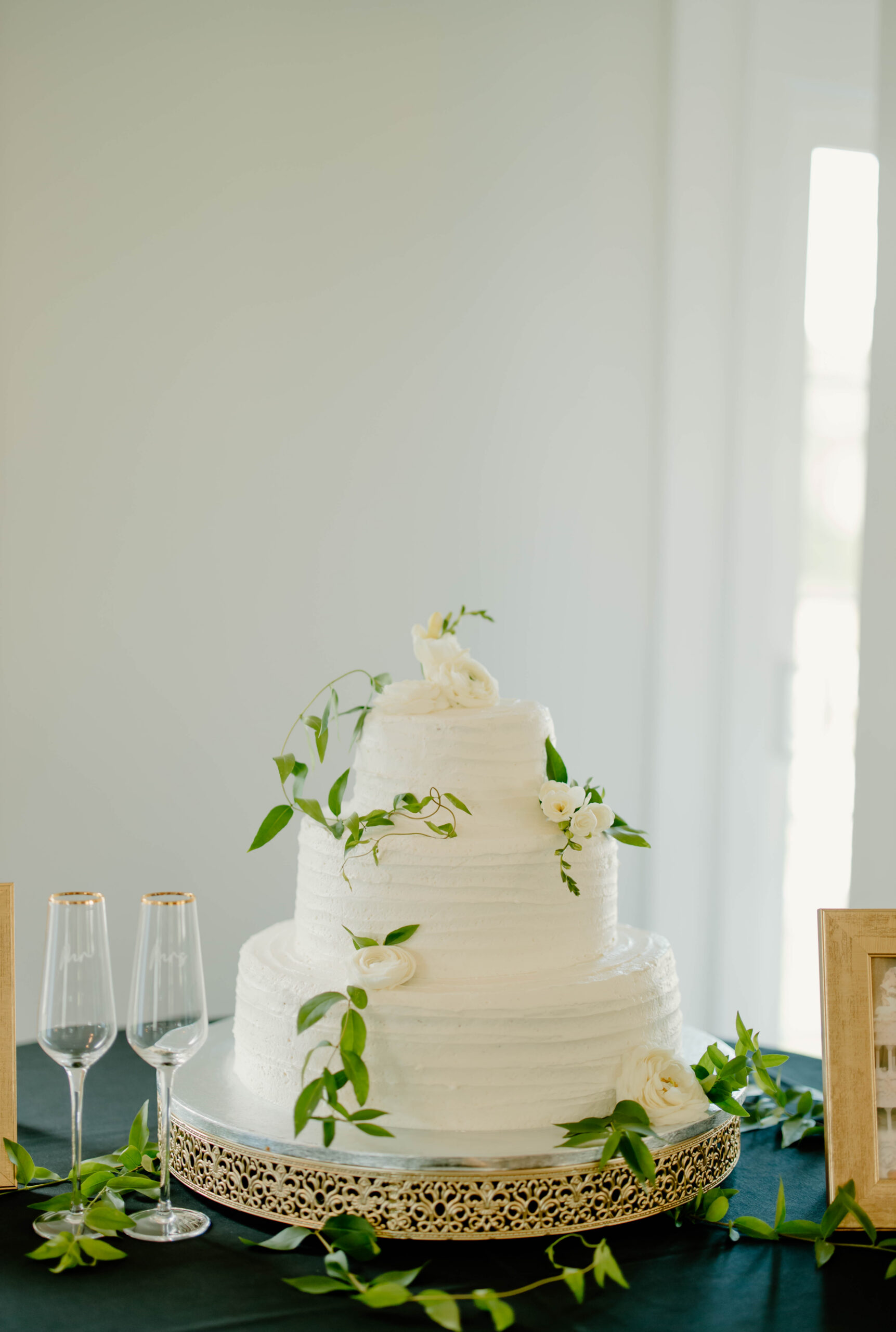 Fresh floral cake topper